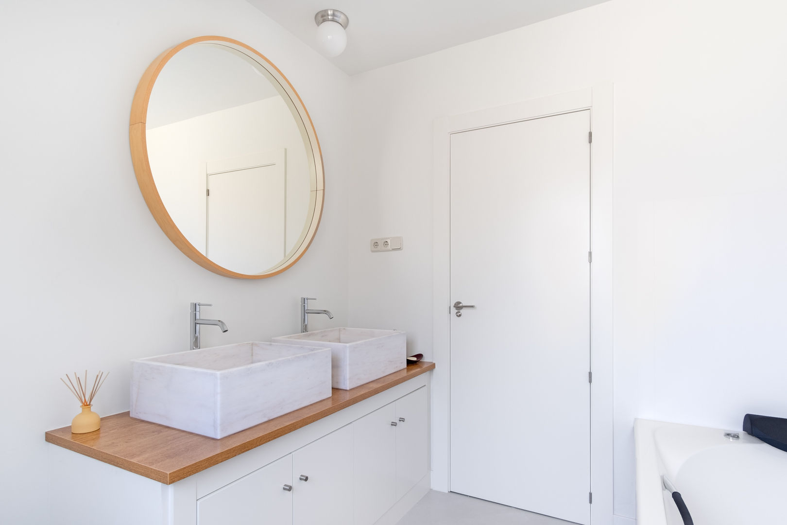 Cuarto del baño de los niños Arquigestiona Reformas S.L. Baños de estilo moderno Madera Acabado en madera