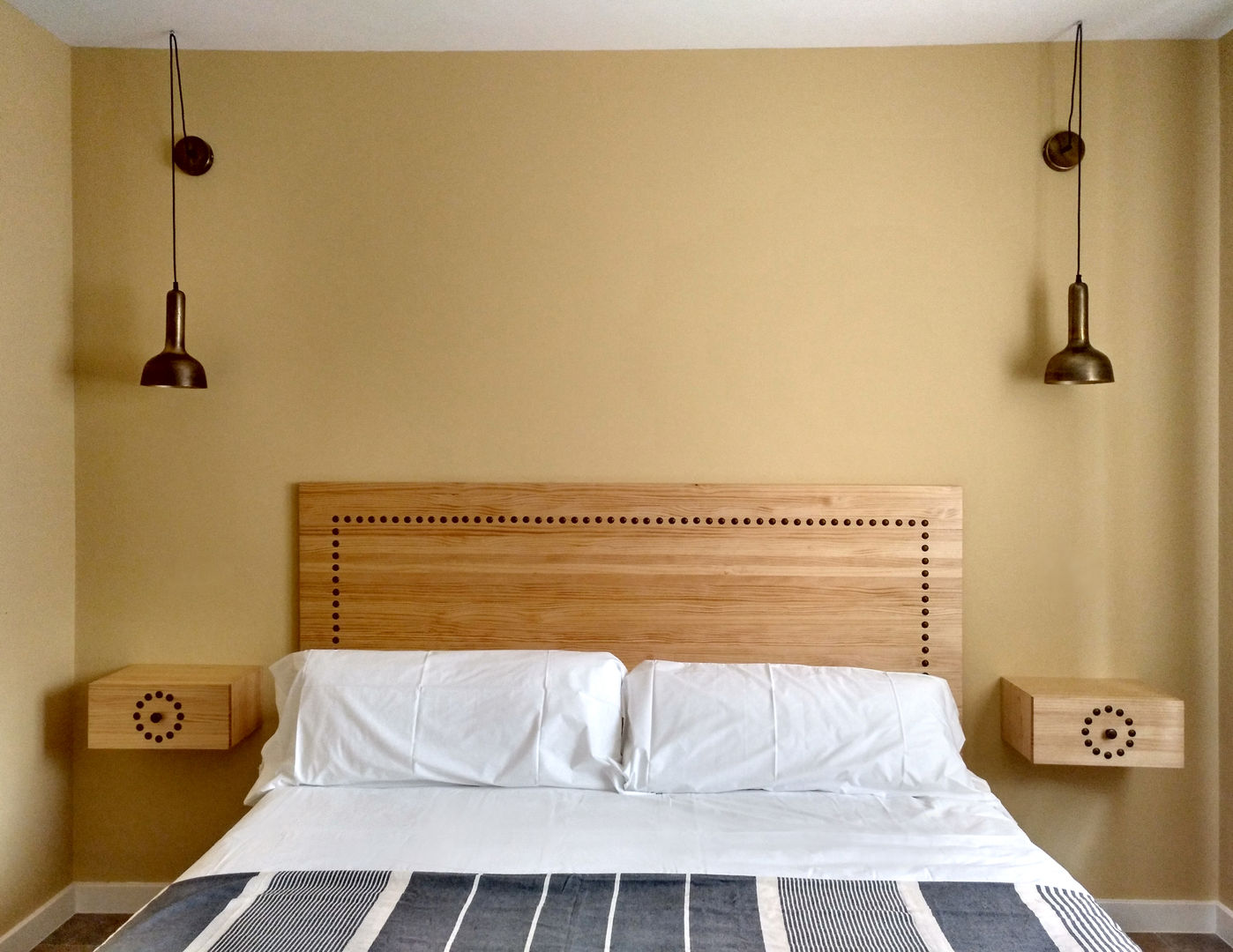Dormitorio doble para una casa rural en Segovia CARMITA DESIGN diseño de interiores en Madrid Dormitorios de estilo mediterráneo Madera Acabado en madera dormitorio,cabecero,a medida,proyecto,interiorismo,decoracion,casa,rural,espirdo,segovia,madera,pino