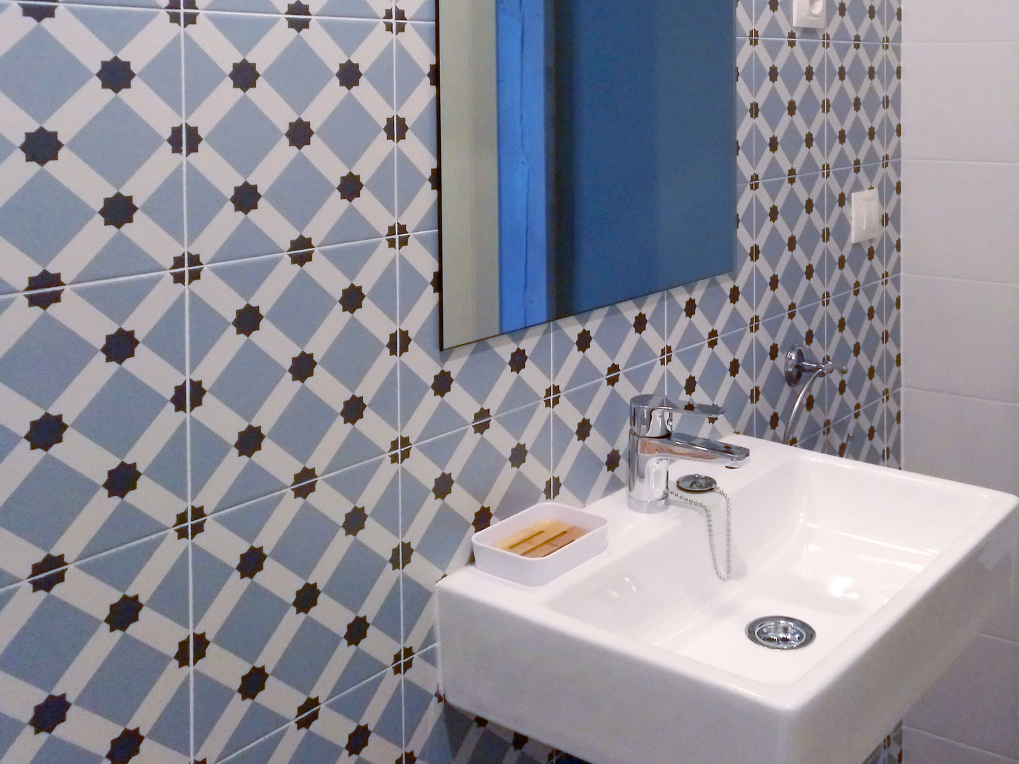 Baño con motivos geométricos en tonos azules para una casa rural en Segovia CARMITA DESIGN diseño de interiores en Madrid Baños de estilo mediterráneo Cerámico