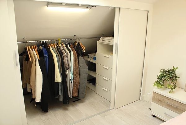 Bedroom small walk-in LaTr Interior Scandinavische kleedkamers derssing,kleedkamer,kleine ruimte