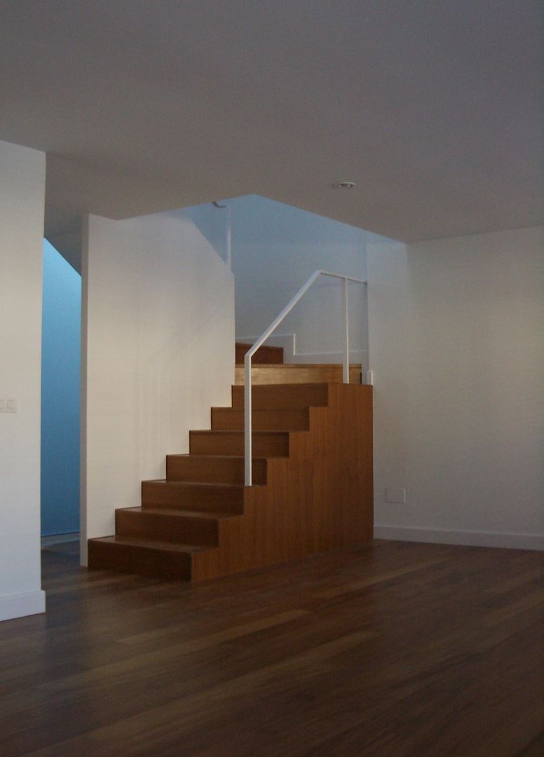 comienzo de escalera a modo de mueble homify Escaleras Madera Acabado en madera escalera,cajon madera,sencillez