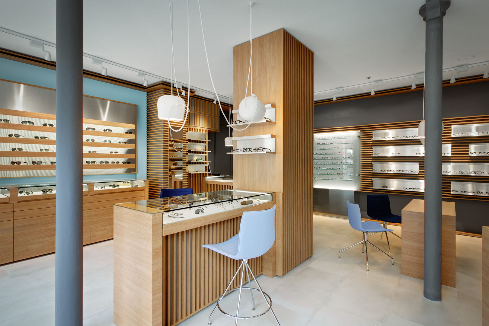 Magasin d'optique design "Thomas Opticien", dans le 5ème arrondissement à Paris., Alessandra Pisi / Pisi Design Architectes Alessandra Pisi / Pisi Design Architectes Commercial spaces Wood Wood effect Offices & stores