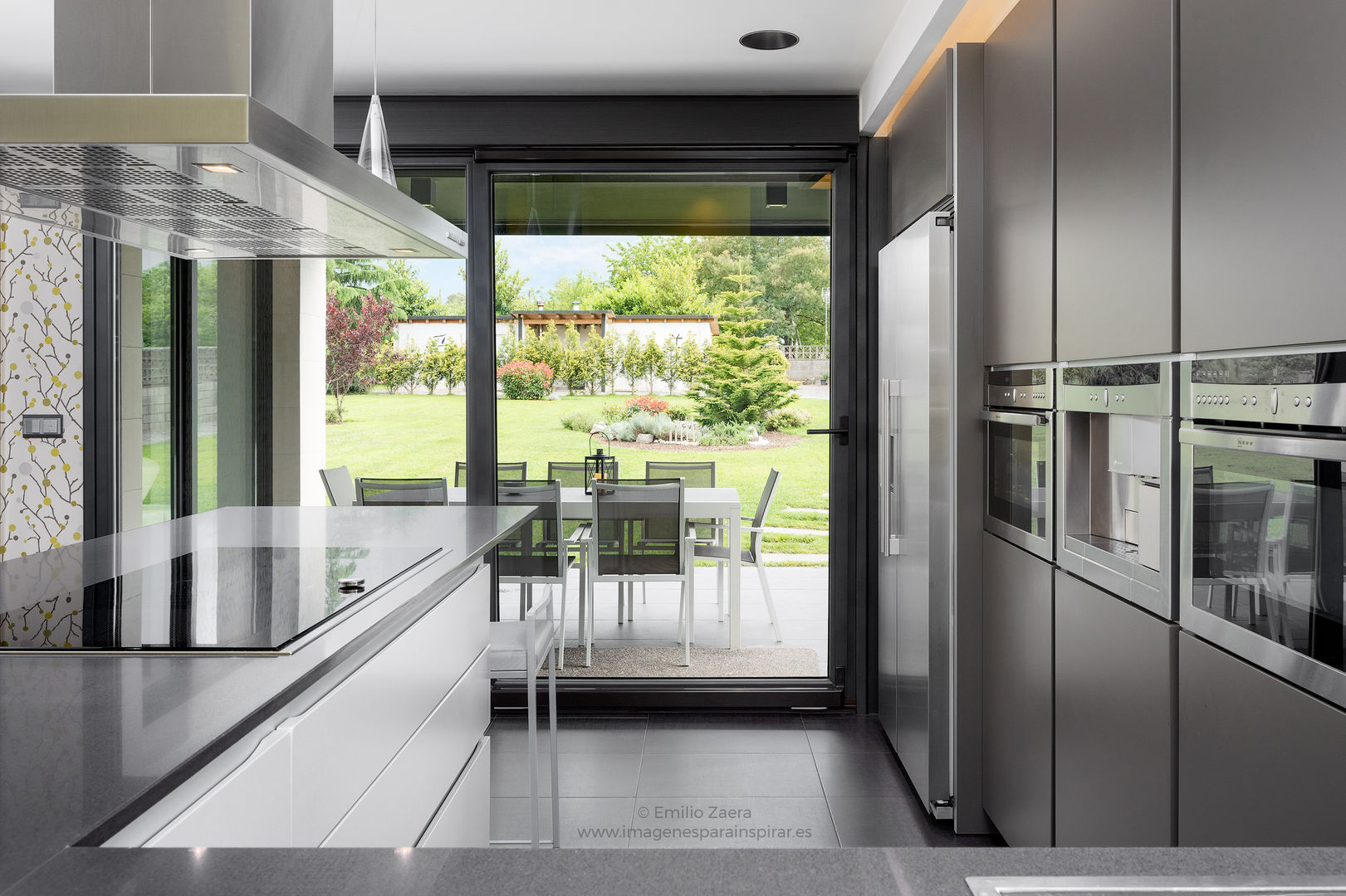 Cocina con paisaje. arQmonia estudio, Arquitectos de interior, Asturias Muebles de cocinas