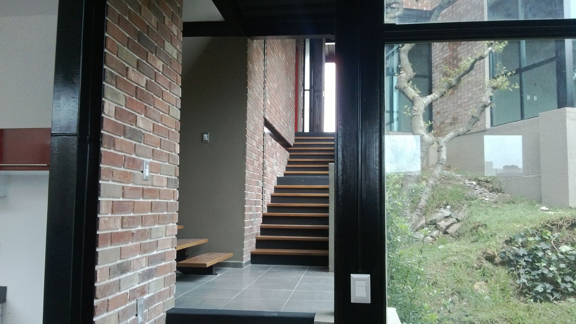 CASA ESTILO INDUSTRIAL BOSQUE TZALAM, ARQ. FRANCISCO GODINEZ ALVA ARQ. FRANCISCO GODINEZ ALVA Stairs Bricks