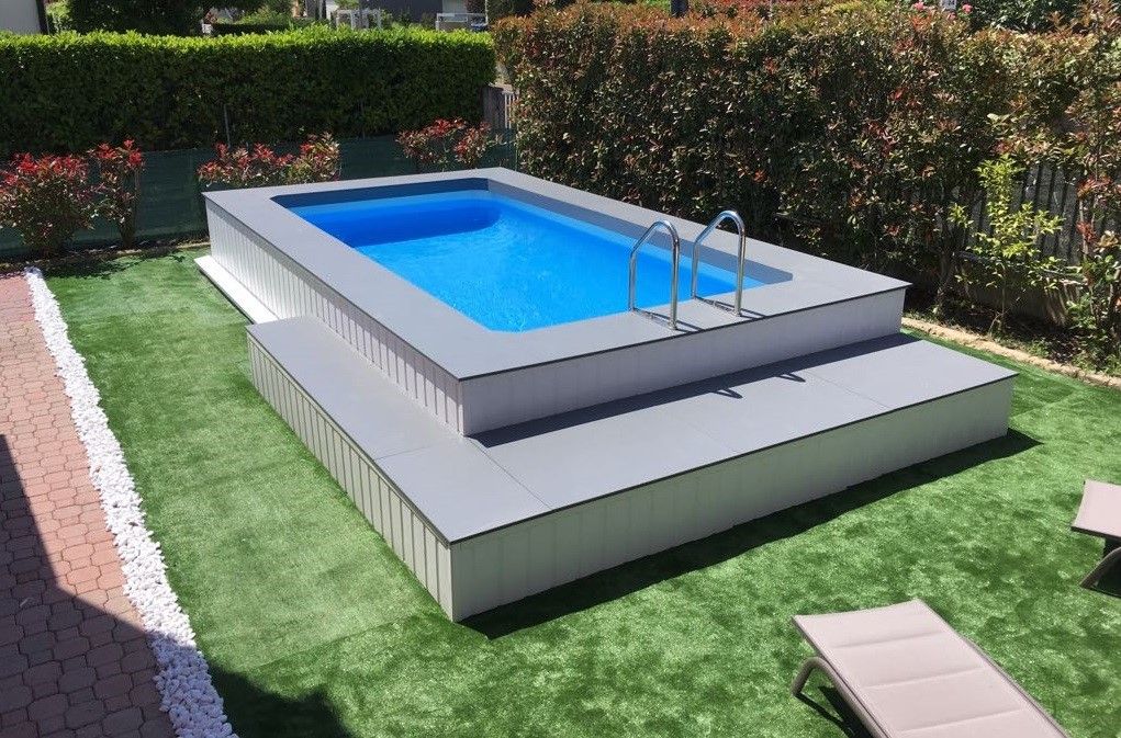 Piscina fuori terra seminterrata: Aquazzura Piscine può realizzare con facilità il tuo progetto, Aquazzura Piscine Aquazzura Piscine مسبح حديقة