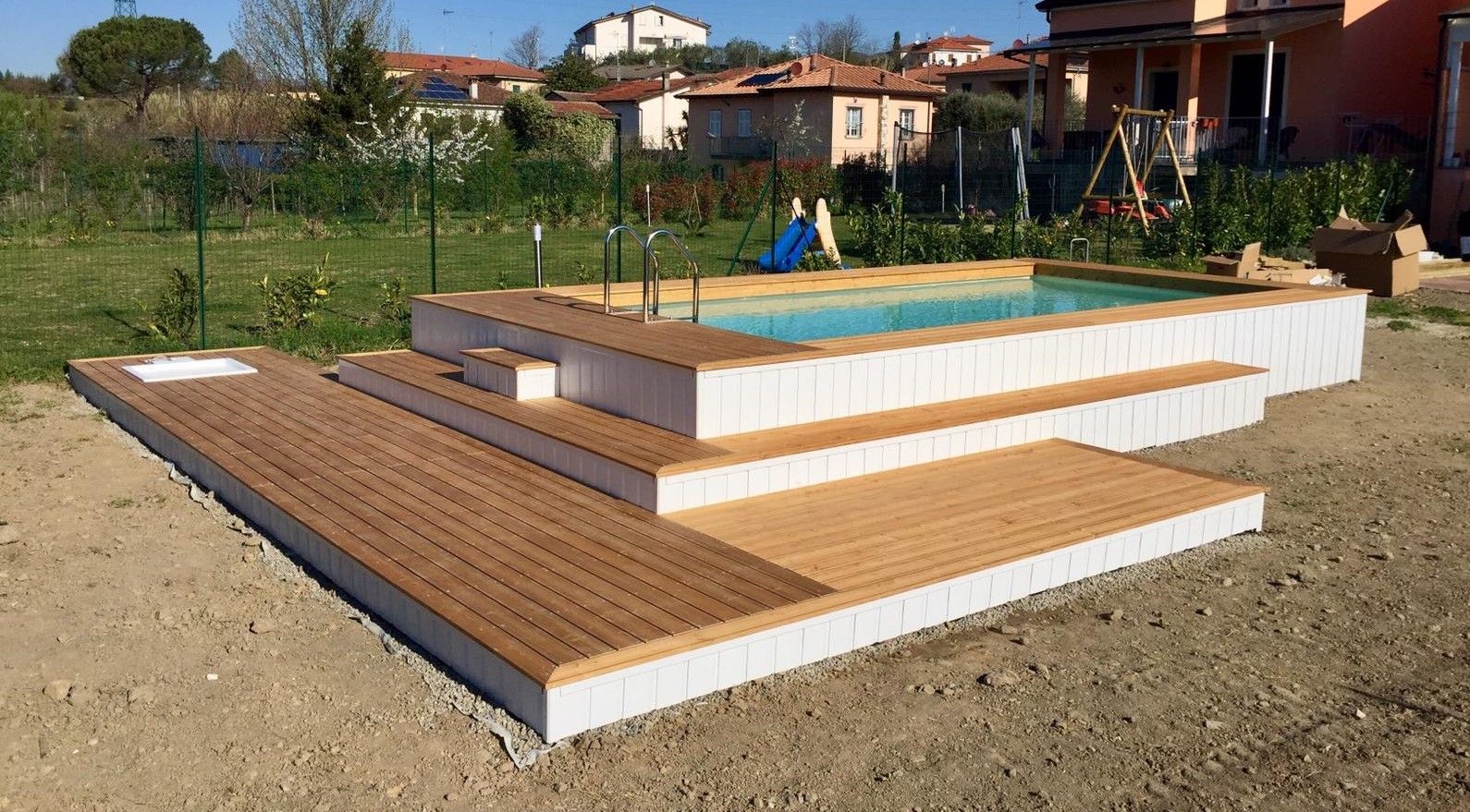 Piscina fuori terra seminterrata: Aquazzura Piscine può realizzare con facilità il tuo progetto, Aquazzura Piscine Aquazzura Piscine Piscinas de jardín