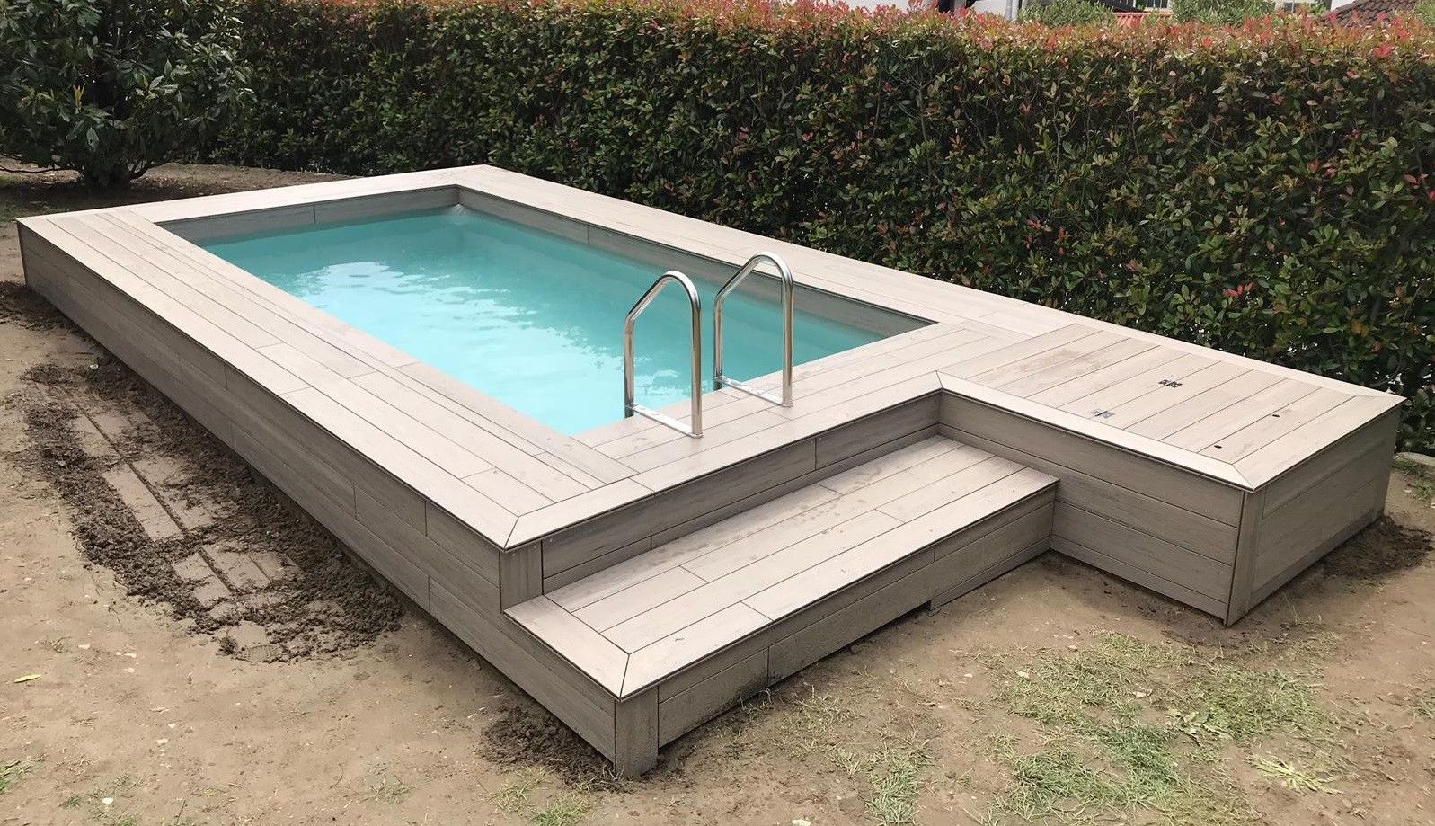 Piscina fuori terra seminterrata: Aquazzura Piscine può realizzare con facilità il tuo progetto, Aquazzura Piscine Aquazzura Piscine مسبح