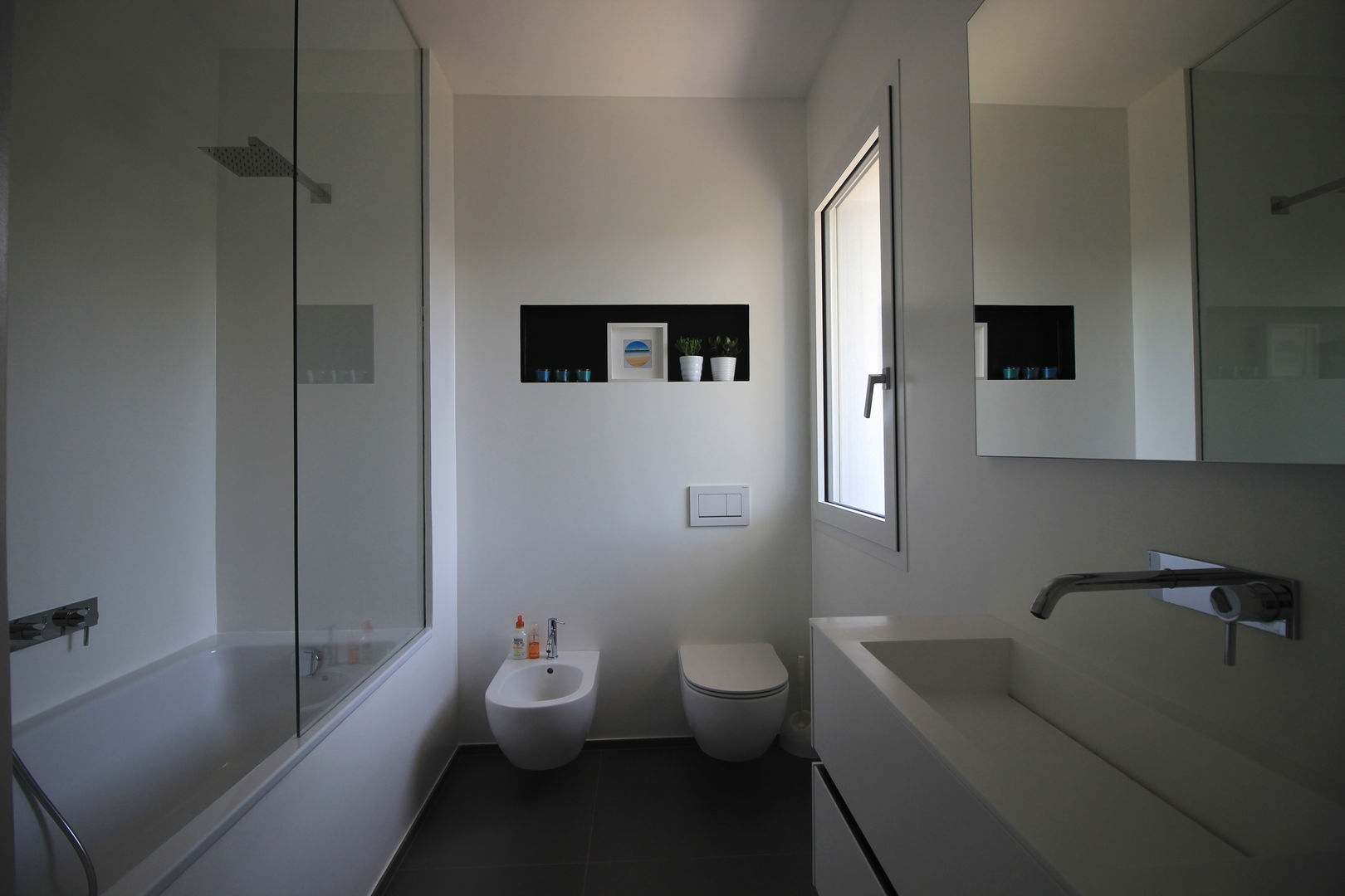 Bagno con sanitari e vasca con doccia ALFONSI ARCHITETTURA Bagno moderno Proprietà,apparecchio,Apparecchio idraulico,Rubinetto,Vasca da bagno,Interior design,Pavimento,Pavimentazione,Linea,Rettangolo