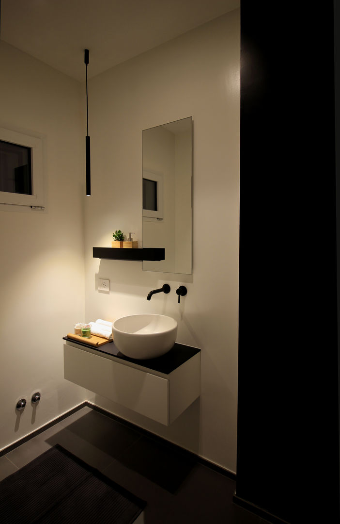 Bagno ospiti, visione di sera ALFONSI ARCHITETTURA Bagno moderno Rubinetto,Apparecchio idraulico,Lavello,Lavandino del bagno,Costruzione,Casa,Legna,Bagno,Rettangolo,Pavimentazione