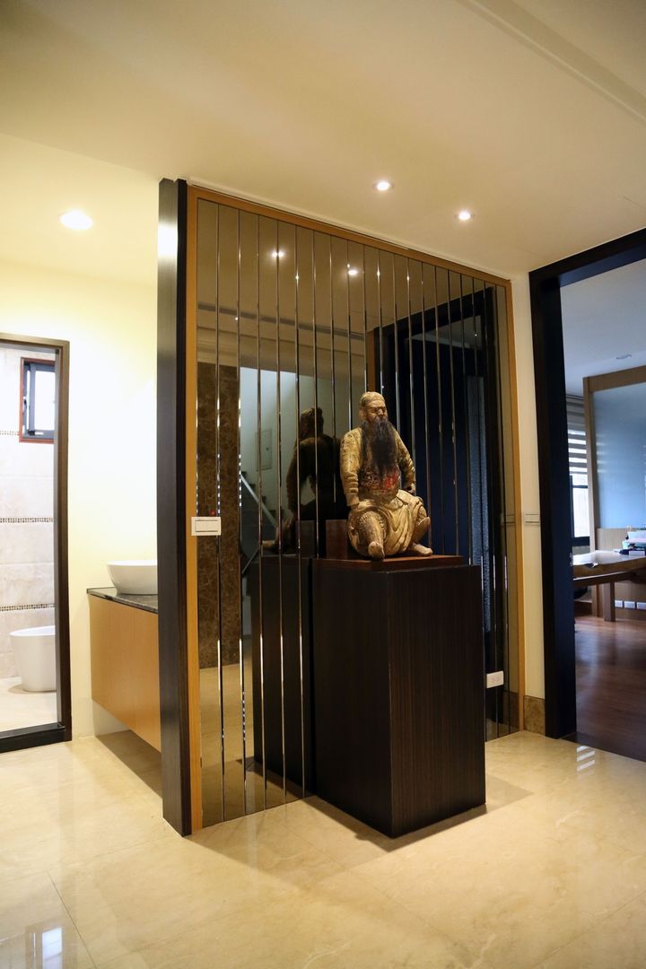二樓廊道擺設了伽藍菩薩像，並將盥洗空間分隔 台中室內建築師|利程室內外裝飾 LICHENG 亞洲風玄關、階梯與走廊