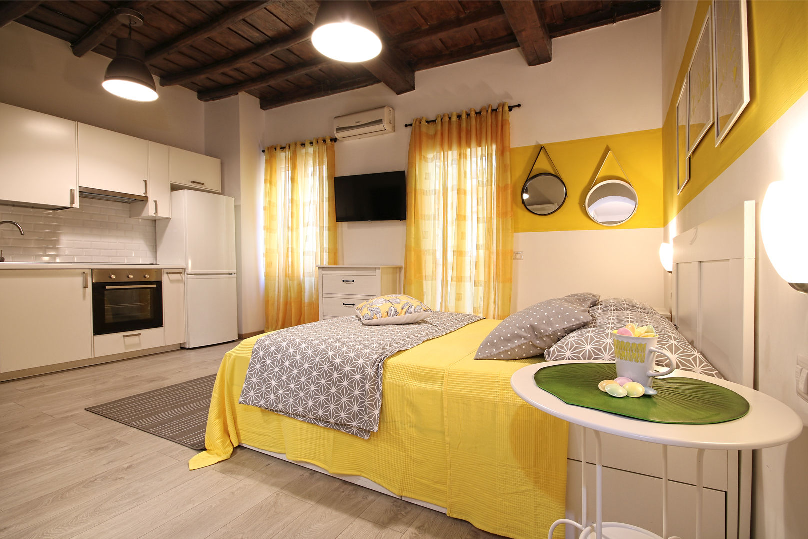 Relooking Appartamento in Quartiere Monti, Roma, Creattiva Home ReDesigner - Consulente d'immagine immobiliare Creattiva Home ReDesigner - Consulente d'immagine immobiliare Modern style bedroom