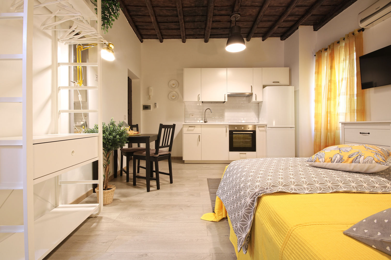 Relooking Appartamento in Quartiere Monti, Roma, Creattiva Home ReDesigner - Consulente d'immagine immobiliare Creattiva Home ReDesigner - Consulente d'immagine immobiliare Modern Yemek Odası