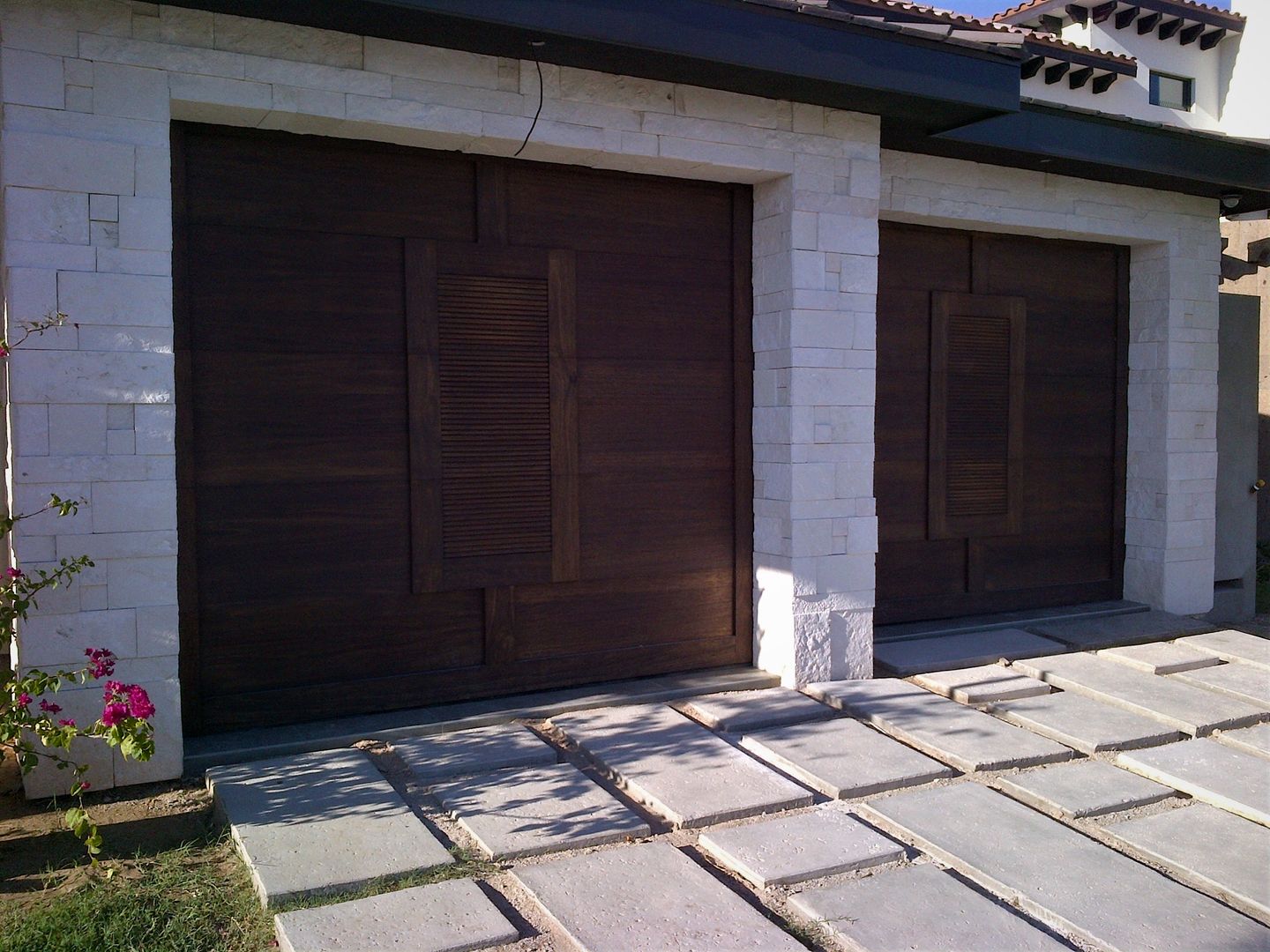 Una puerta de garaje que atrapa miradas. homify Portones de garage Madera Acabado en madera