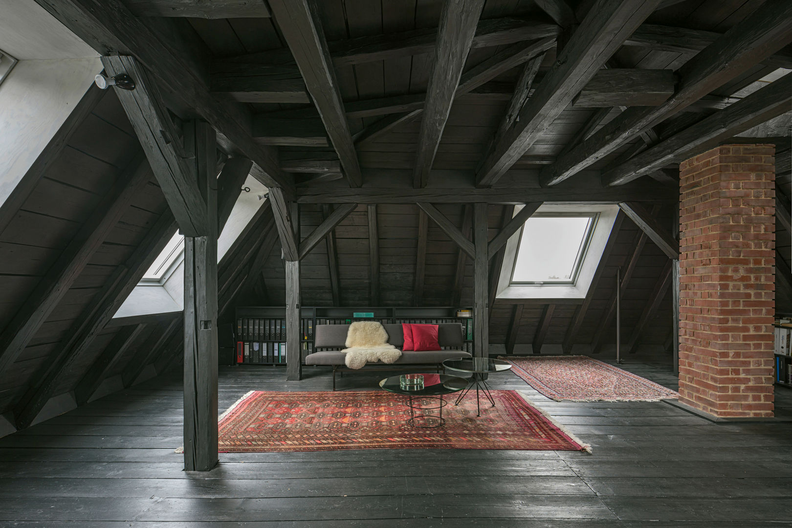 WILHELM III. Schwarzer Salon im Dach, AMUNT Architekten in Stuttgart und Aachen AMUNT Architekten in Stuttgart und Aachen Hipped roof Wood Wood effect