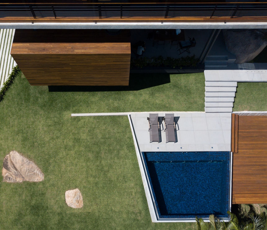 Casa de hormigón y madera, Alejandro Ortiz Arquitecto Alejandro Ortiz Arquitecto Giardino con piscina Piastrelle