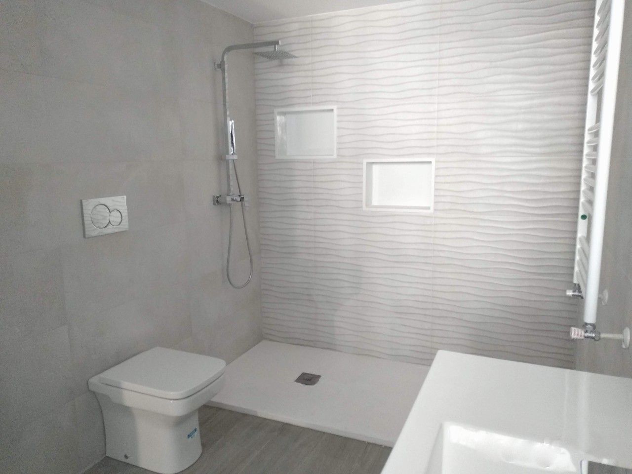 Reforma completa de baño en Valencia Gestionarq, arquitectos en Xàtiva Baños modernos Azulejos
