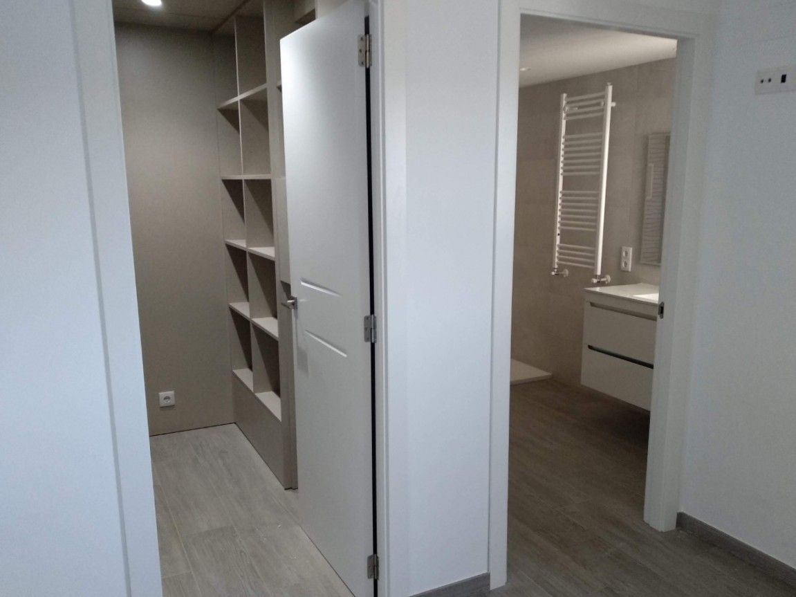 Proyecto de Reforma de Piso en Valencia, Gestionarq, arquitectos en Xàtiva Gestionarq, arquitectos en Xàtiva Modern style bedroom