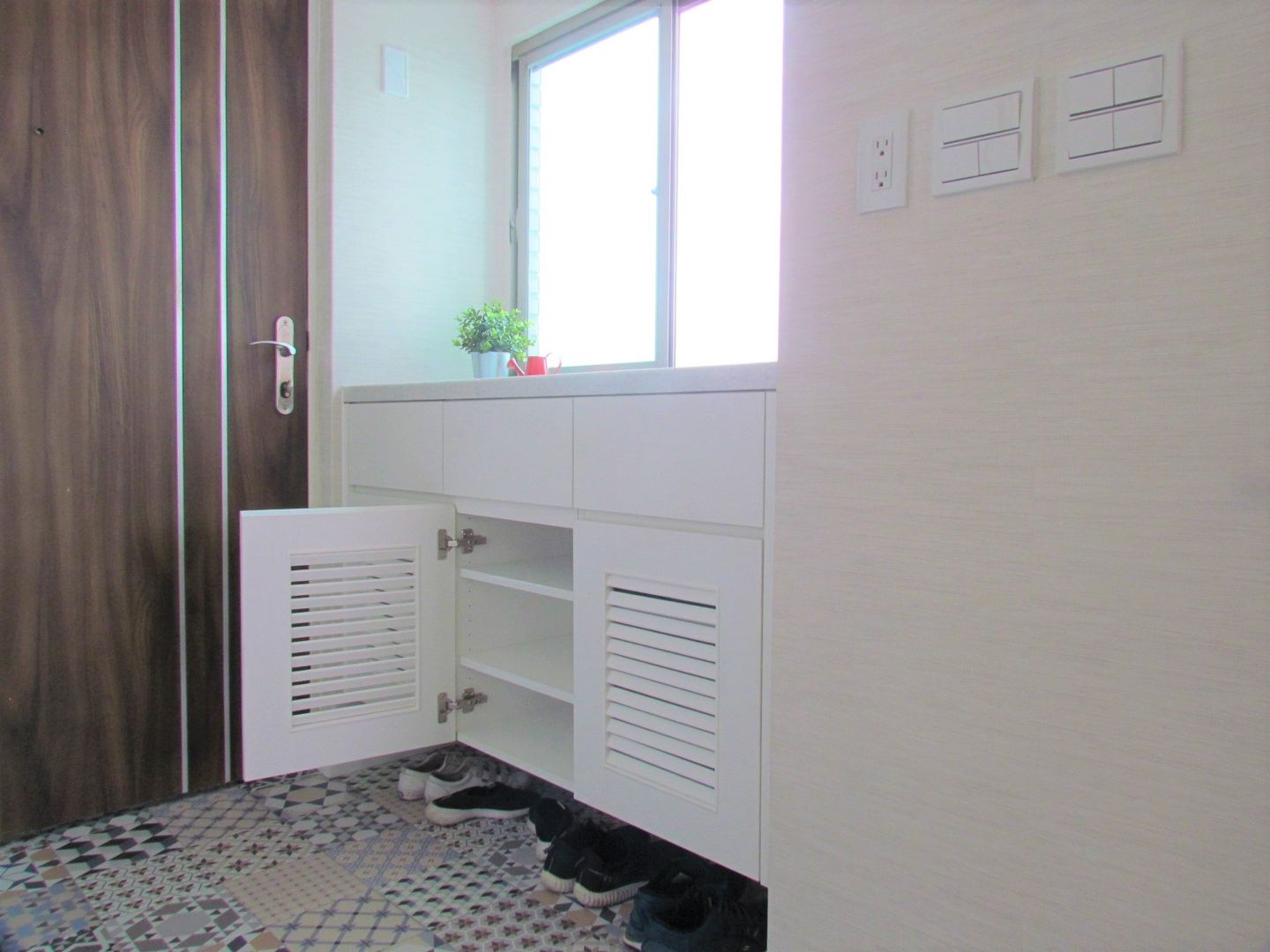 全室案例-台北市松山區, ISQ 質の木系統家具 ISQ 質の木系統家具 ระเบียงและโถงทางเดิน