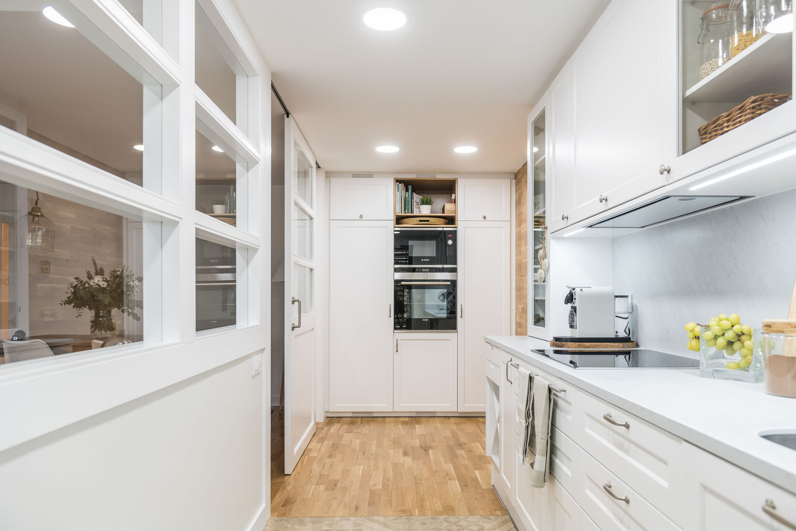 Cocina moderna con un toque clásico Silvia R. Mallafré Cocinas pequeñas Madera Acabado en madera