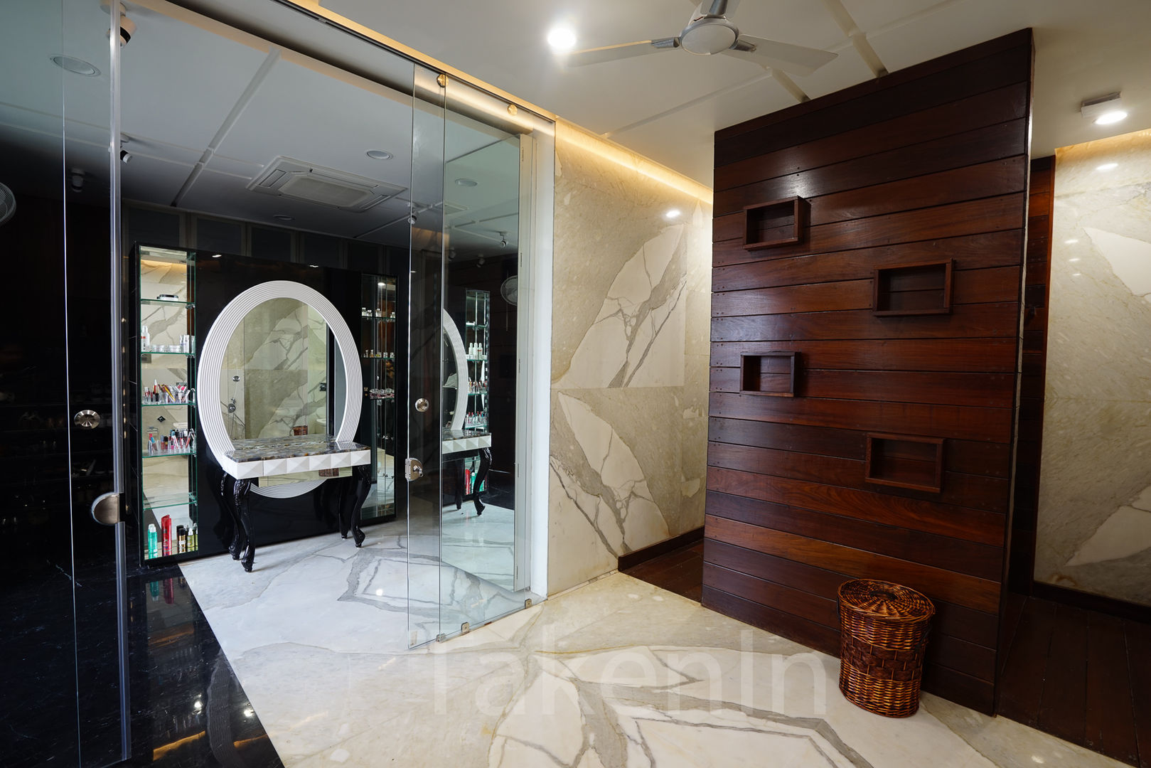 From Modern Interiors To Contemporary Decor: This Design Studio Will Bring Your Dream Home To Life! 7WD Design Studio Modern bathroom Marble White