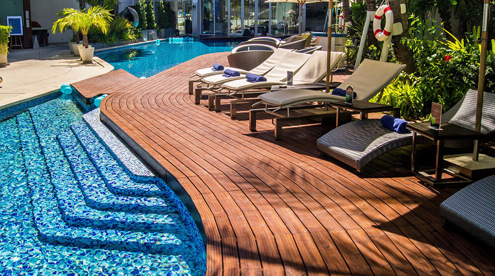 Pavimento da esterno in legno THERMOWOOD - Hotel Baraquda (Thailandia) ONLYWOOD Pavimento Legno massello Variopinto pavimento,esterno,decking,piscina,hotel,thailandia,outdoor,legno,naturale,durata 30 anni