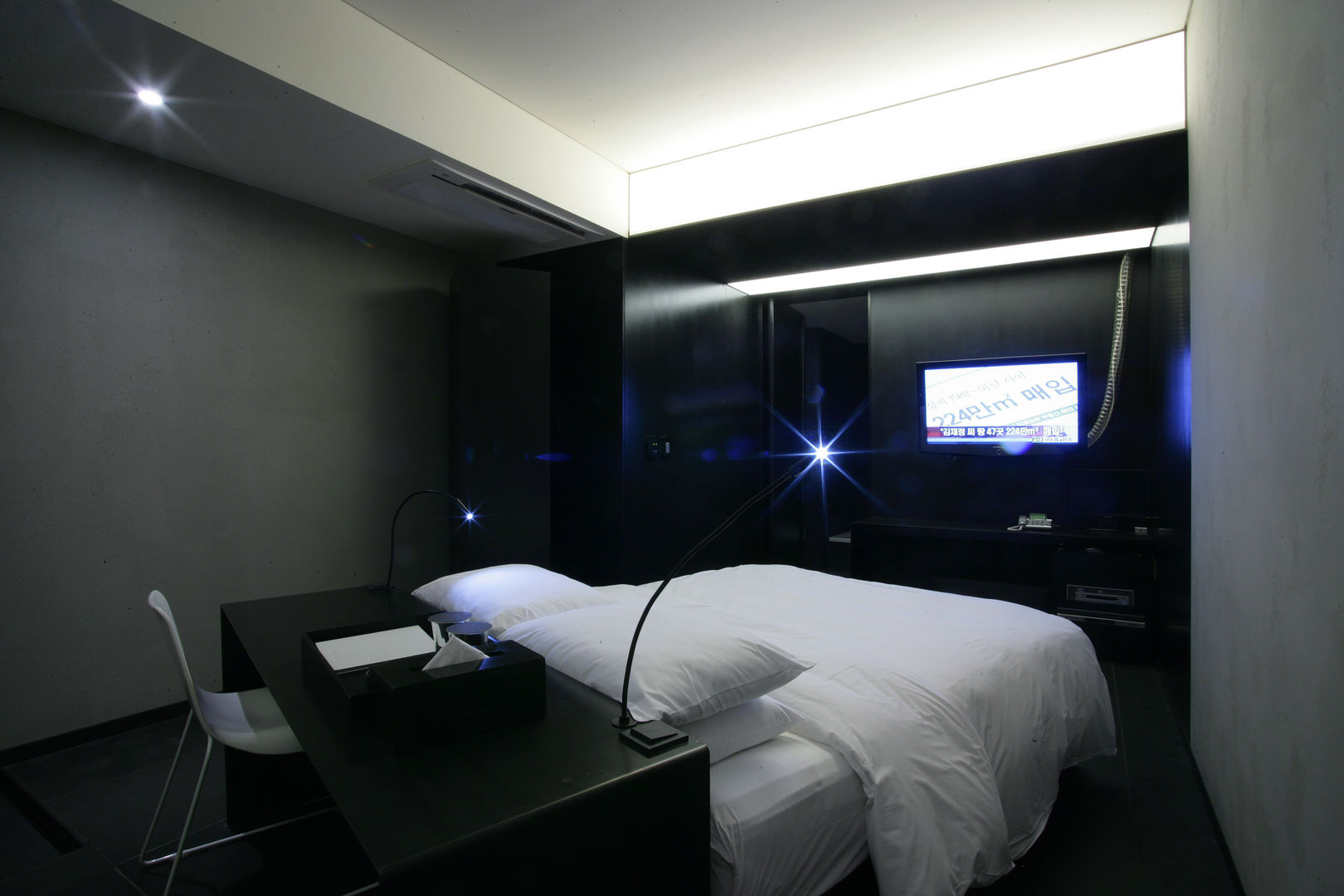 Hotel the mat (호텔 더매트), M's plan 엠스플랜 M's plan 엠스플랜 Phòng ngủ phong cách tối giản