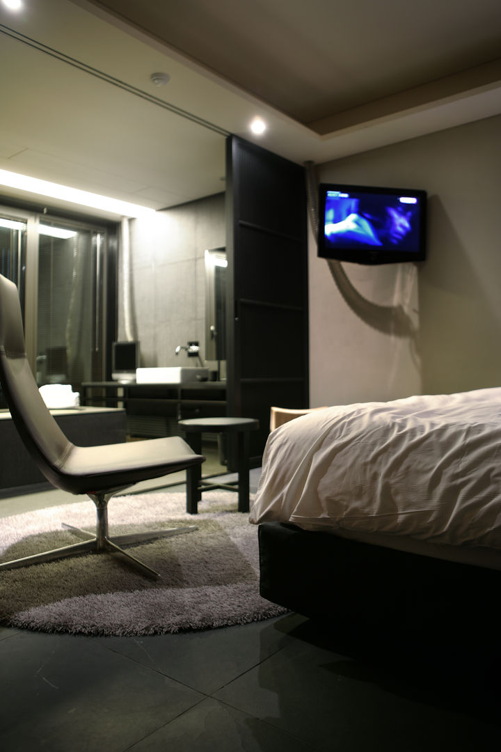 Hotel the mat (호텔 더매트), M's plan 엠스플랜 M's plan 엠스플랜 Minimalist bedroom