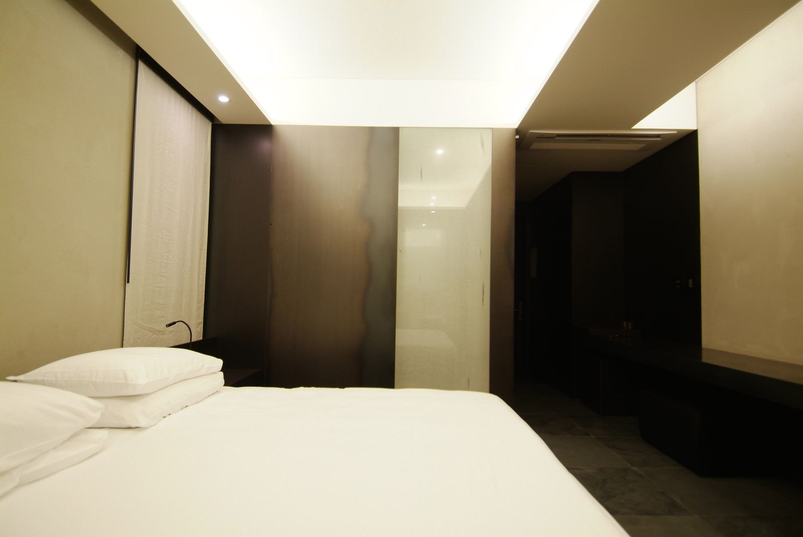 Hotel the mat (호텔 더매트), M's plan 엠스플랜 M's plan 엠스플랜 Minimalist bedroom