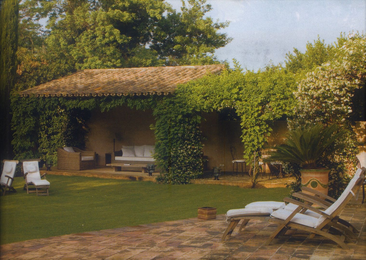 Un po' d'ombra in giardino Sabina Casol - Architetto Casa di campagna giardino,giardino attrezzato,giardino e piscina,divani outdoor,arredo outdoor,giardino tradizional,country house,casa vacanze,giardino relax