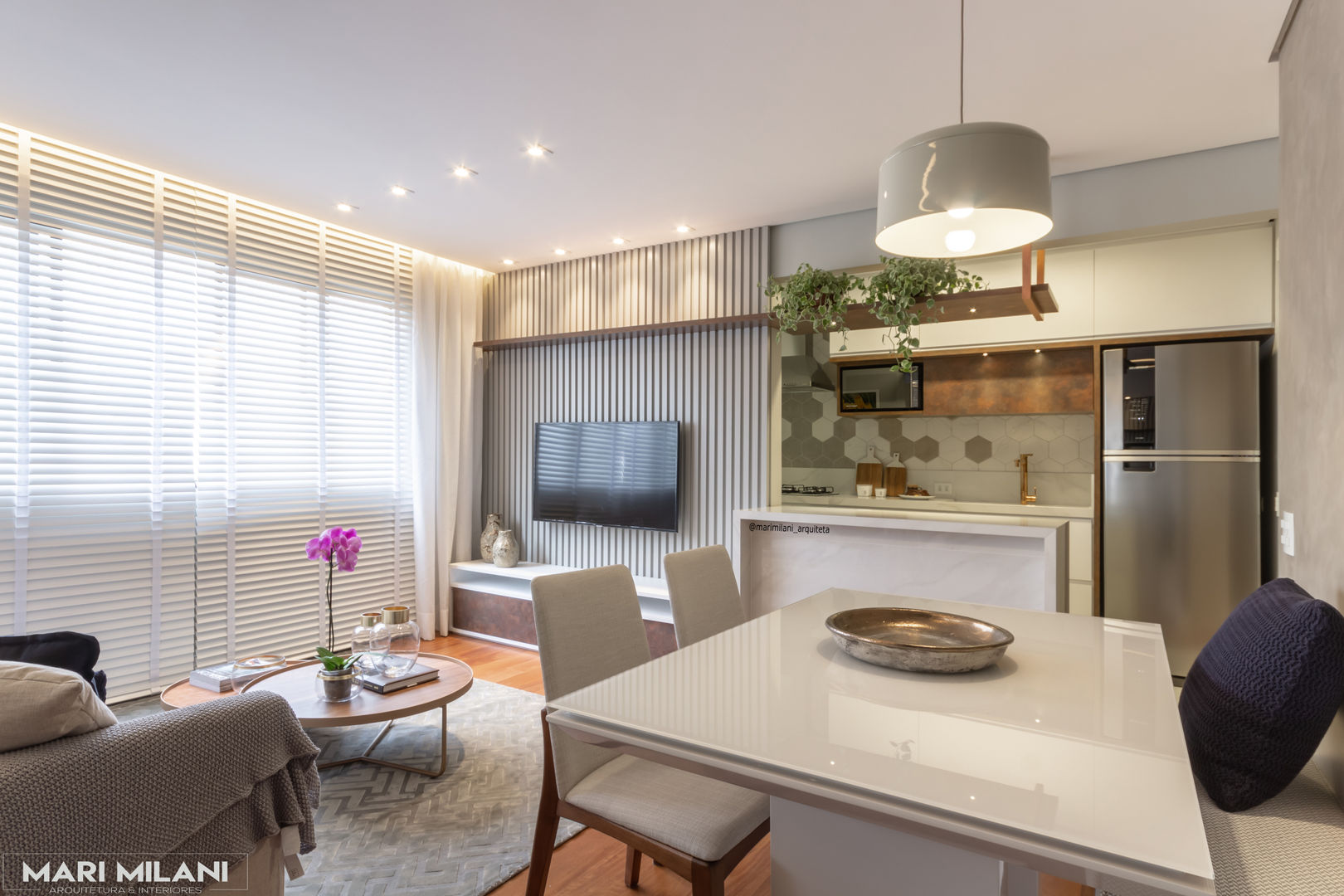 Apartamento pequeno Mooca Mari Milani Arquitetura & Interiores Salas de jantar modernas