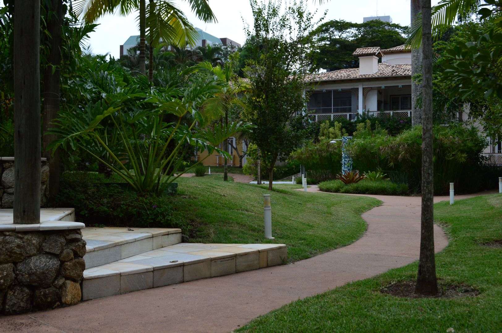 PAISAGISMO EM CONDOMÍNIO DE CASAS NA PRAIA, Mazorra Studio Mazorra Studio Jardines de estilo tropical