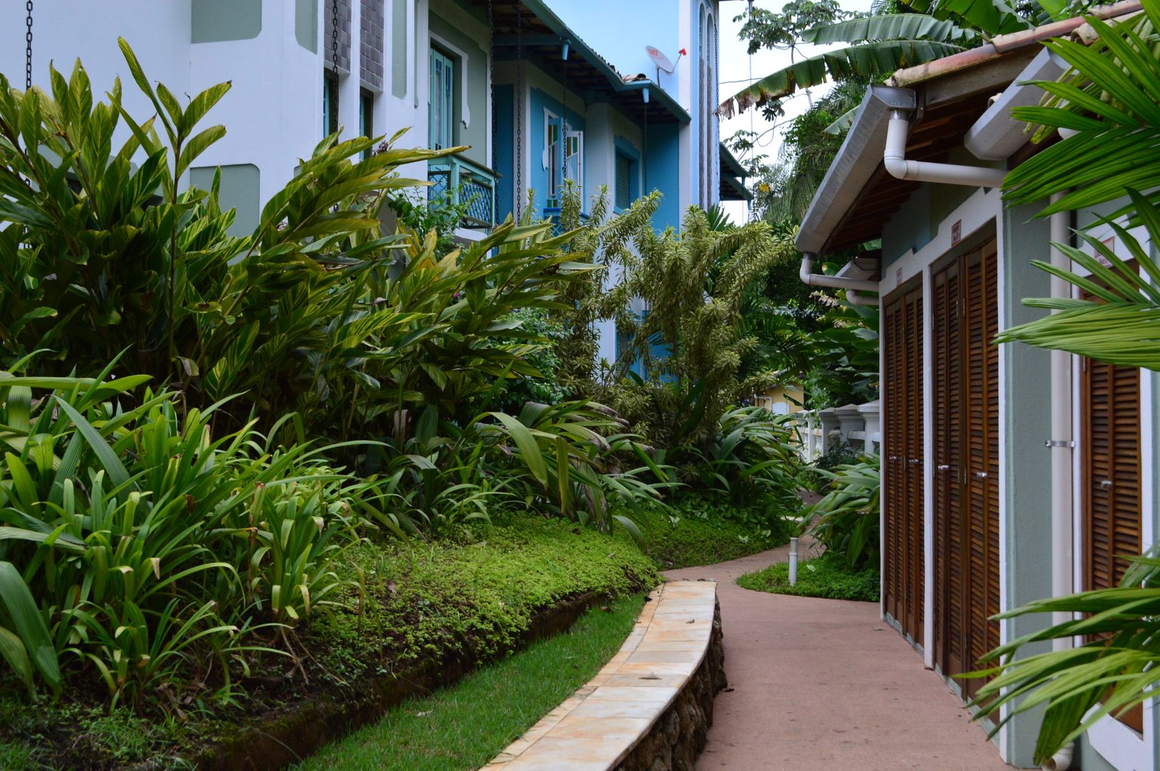 PAISAGISMO EM CONDOMÍNIO DE CASAS NA PRAIA, Mazorra Studio Mazorra Studio Jardines de estilo tropical