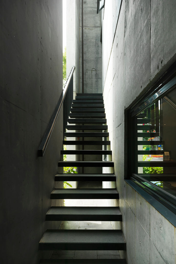 木耳生活藝術-建築暨室內設計/蒸氣少年與蛻變中的一幢房, 木耳生活藝術 木耳生活藝術 Modern corridor, hallway & stairs Concrete