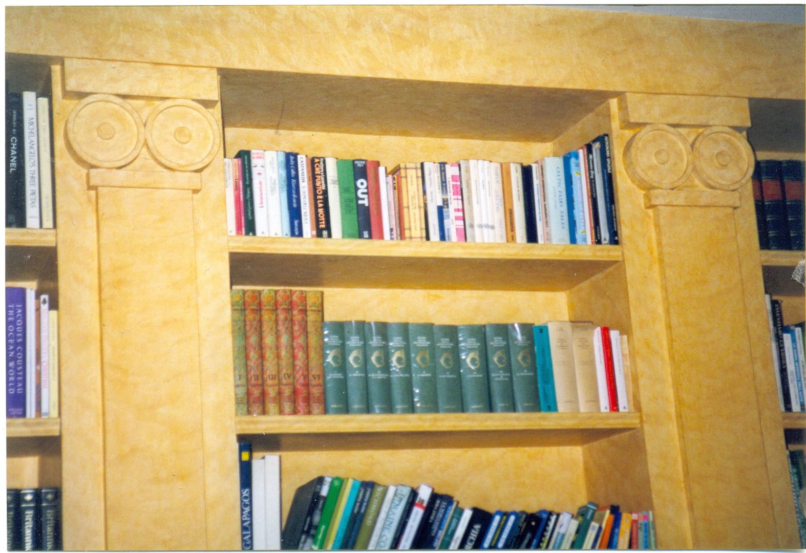 Decorated and Waxed Bookcase homify Salas de estilo mediterraneo Madera Acabado en madera library,decoration