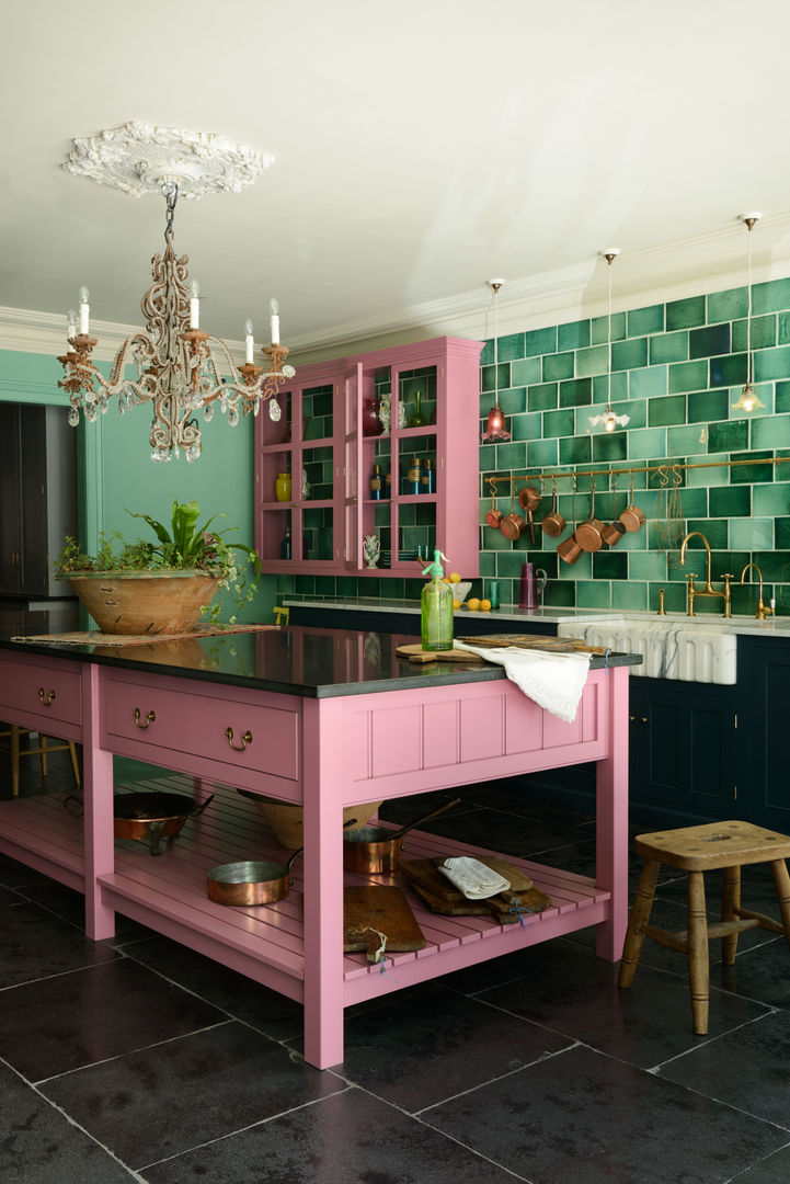 The Bond Street Classic Showroom deVOL Kitchens Cucina eclettica Legno massello Variopinto kitchen island,pink kitchen,black granite,wall cupboard,classic english,bespoke,bespoke kitchen