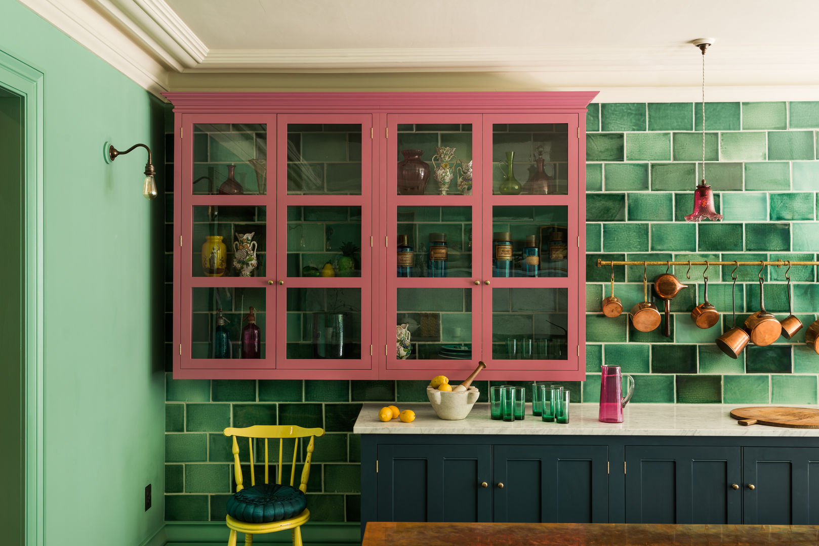 The Bond Street Classic Showroom deVOL Kitchens 에클레틱 주방 솔리드 우드 멀티 컬러 wall cupboard,pink cupboard,pink kitchen,glazed cupboard,green tile,bright kitchen,colourful kitchen