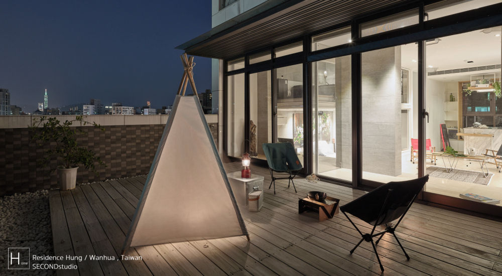 擁有家庭劇院與超美夜景的小坪數兩臥樓中樓, SECONDstudio SECONDstudio Balcone, Veranda & Terrazza in stile moderno