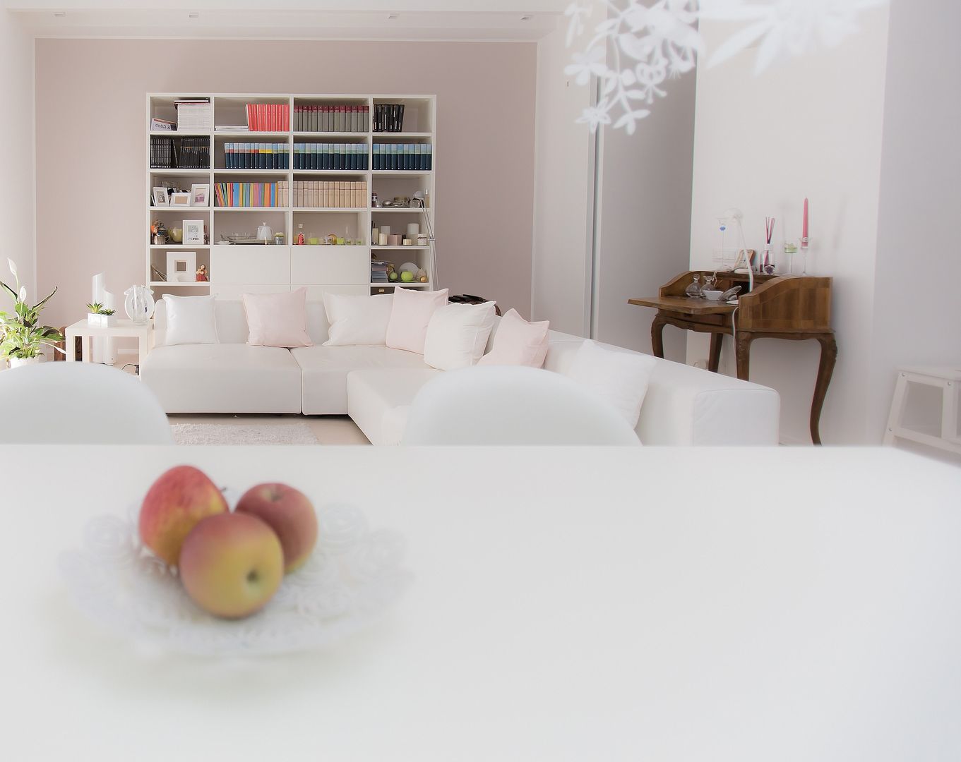 Un Luminoso e Bianco Appartamento di 165 mq dallo Stile Minimalista, AARCH-MI AARCH-MI Salas / recibidores