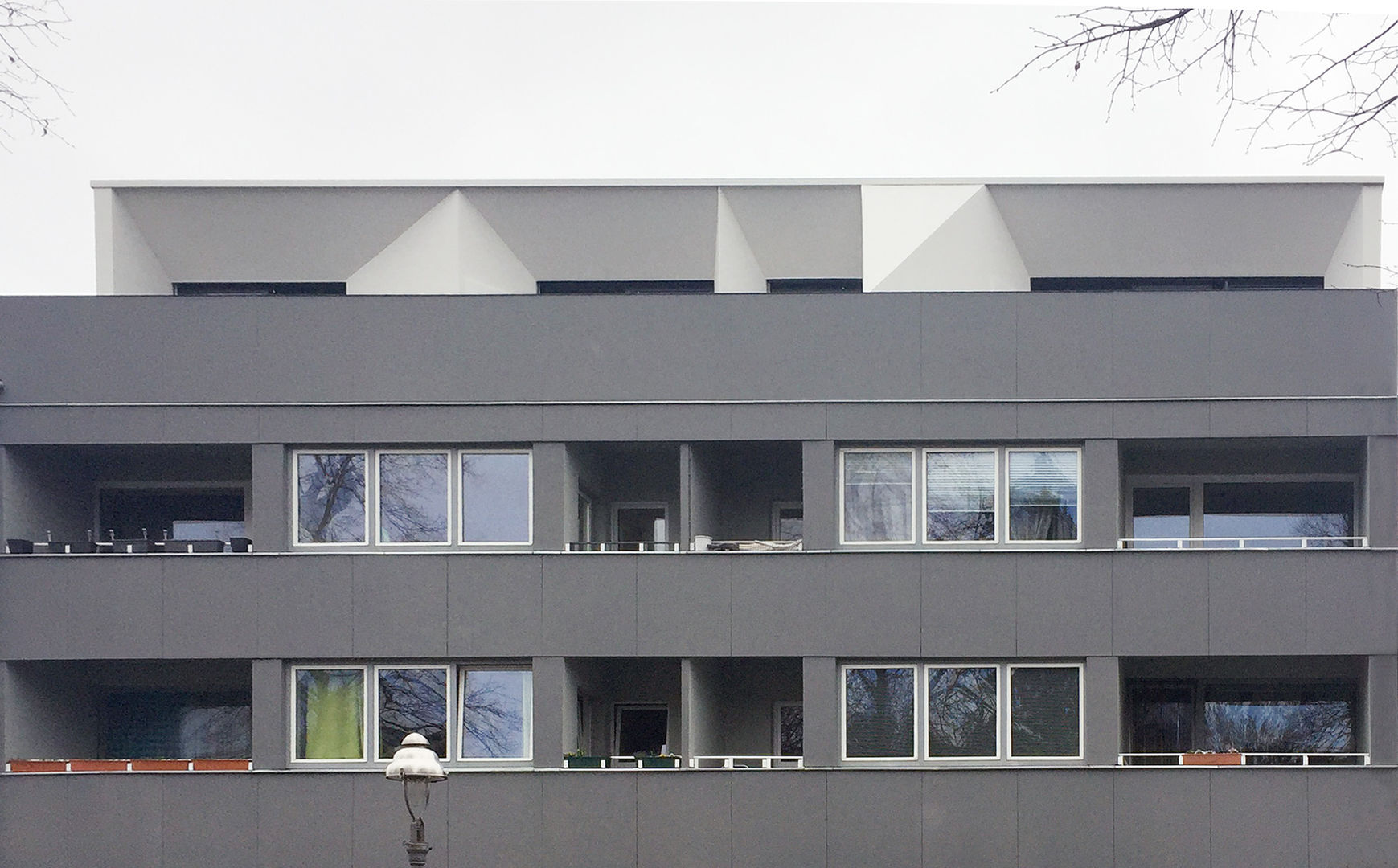 Weißes Dachgeschoss - Aufstockung und Sanierung eines Wohnhauses aus den 70er Jahren, boehning_zalenga koopX architekten in Berlin boehning_zalenga koopX architekten in Berlin Eklektyczne domy