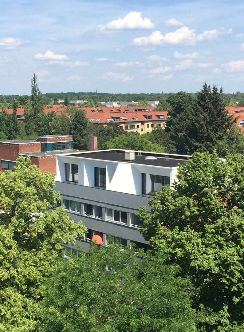 Weißes Dachgeschoss - Aufstockung und Sanierung eines Wohnhauses aus den 70er Jahren, boehning_zalenga koopX architekten in Berlin boehning_zalenga koopX architekten in Berlin Eclectische huizen