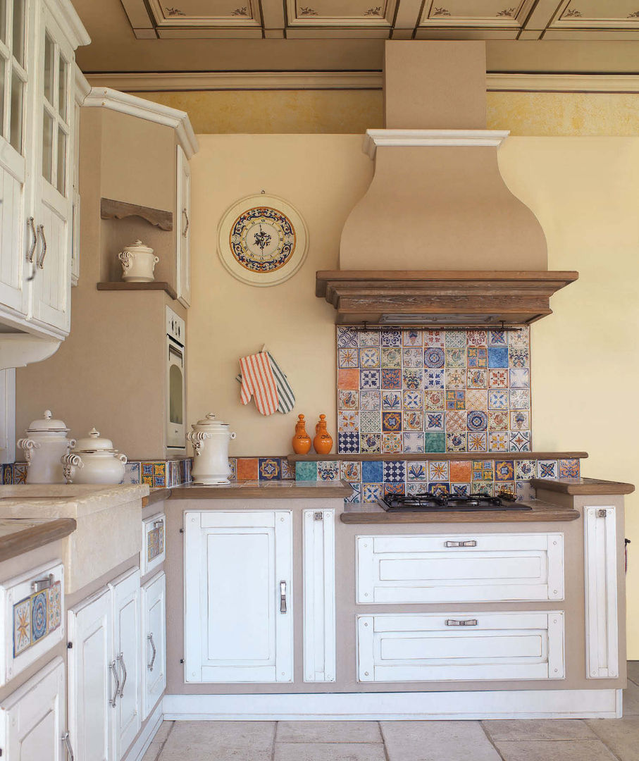 Cucina in muratura stile country chic, realizzazione su misura , Mobili a Colori Mobili a Colori Built-in kitchens Solid Wood Multicolored