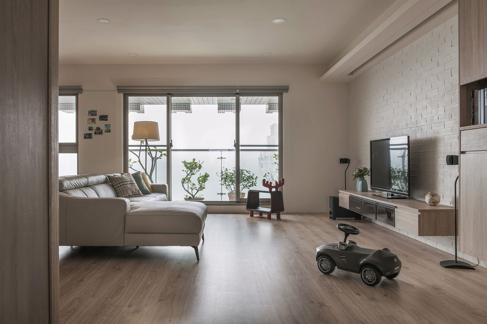 木製地板與石磚電視牆 詩賦室內設計 Modern living room