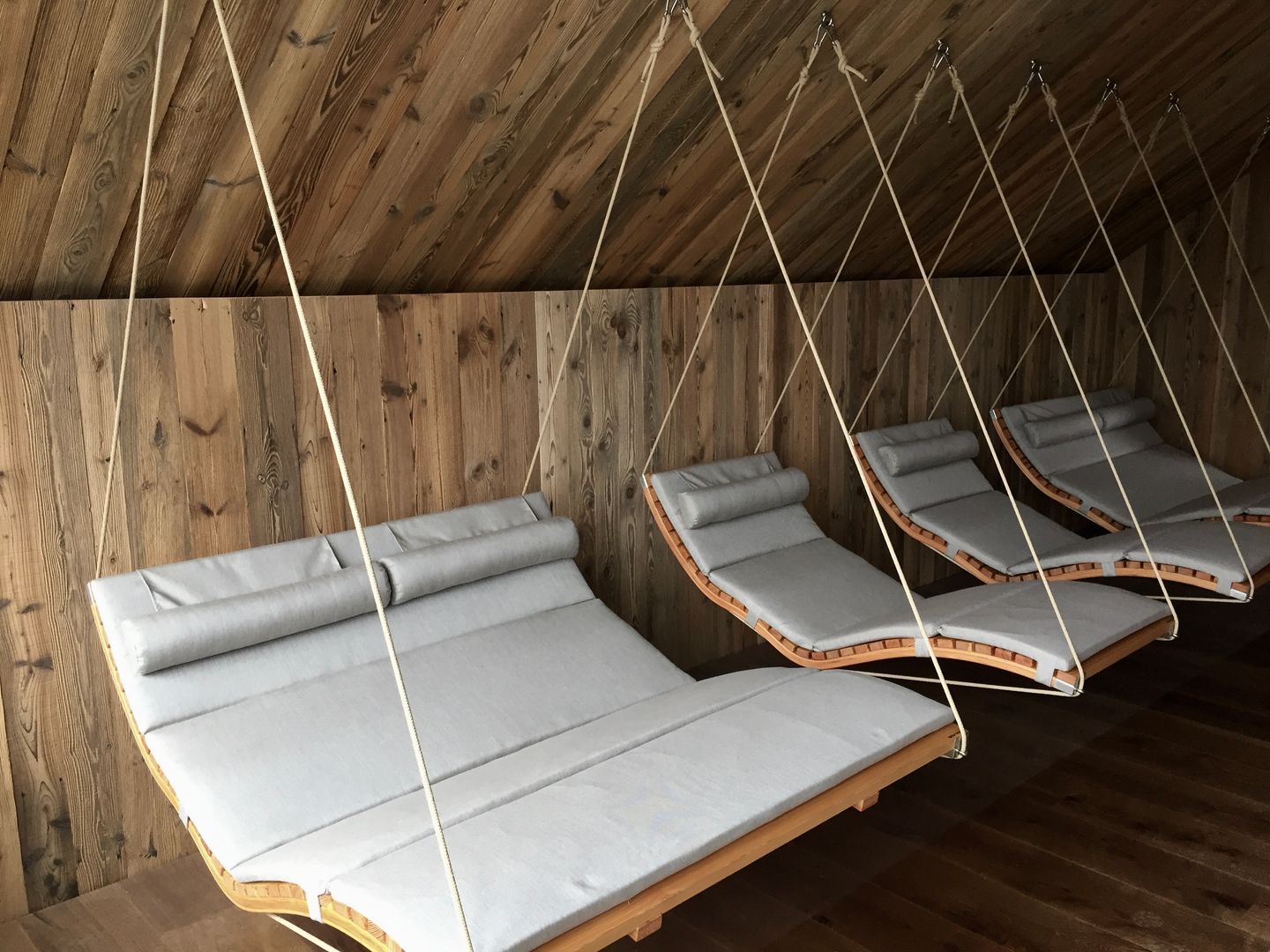 Komfortable Schwebeliege für Wellness- und Ruhebereiche, faktor holz faktor holz Sauna