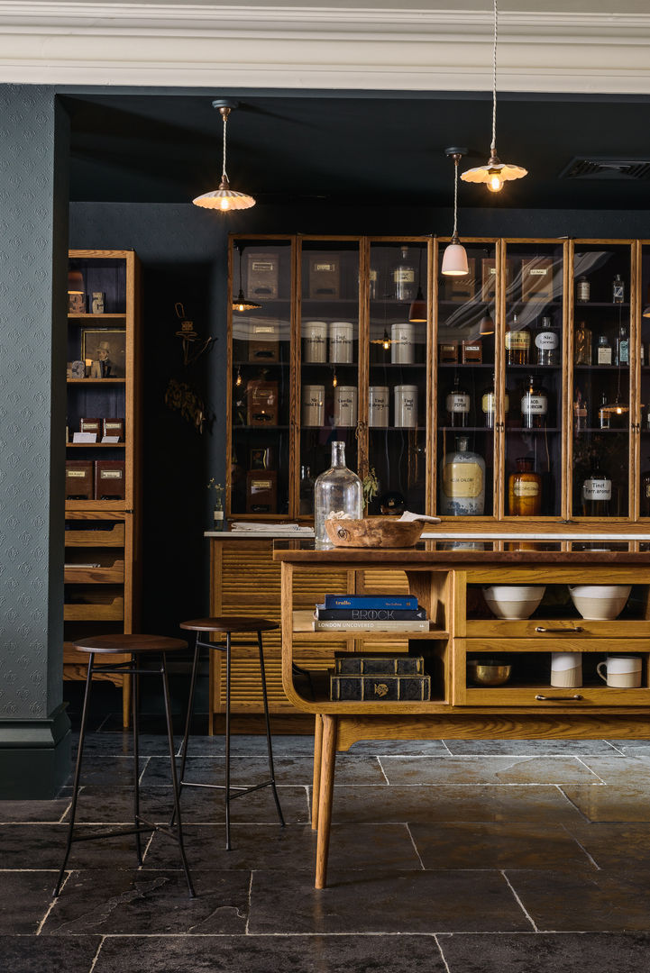 The Bond Street Haberdashery deVOL Kitchens Cocinas de estilo clásico Madera maciza Multicolor oak,oak kitchen,haberdashery,glazed cupboards,kitchen island,devol