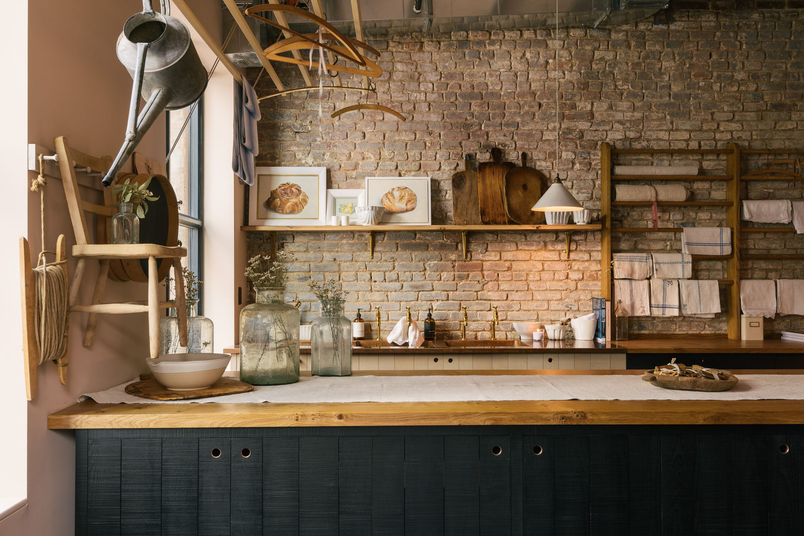 The Potting Shed in Manhattan deVOL Kitchens Кухня Масив Різнокольорові oak worktop,devol,sebastian cox,exposed brick,rustic kitchen,beech,british beech