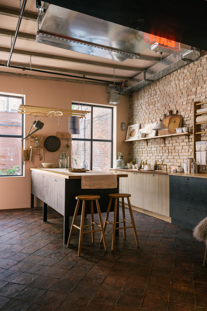 The Potting Shed in Manhattan deVOL Kitchens ラスティックデザインの キッチン 無垢材 多色 kitchen island,oak worktop,british beech,beech,wooden kitchen,urban,rustic,terracotta tile