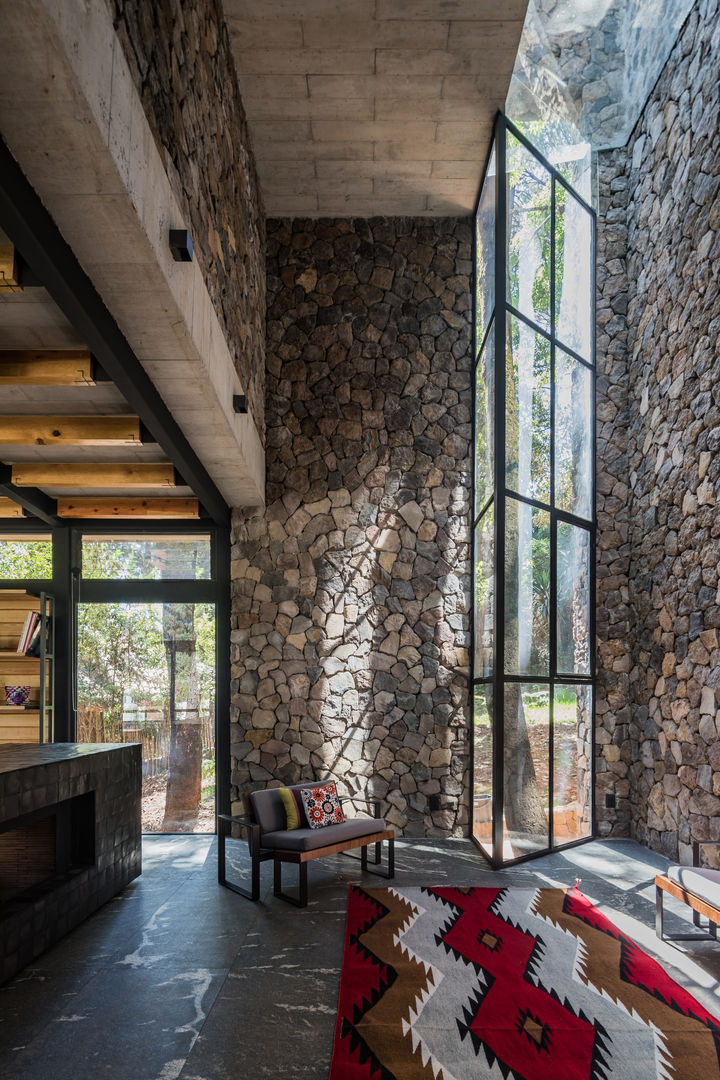 Sala Saavedra Arquitectos Salones modernos Piedra sala,piedra,doble altura,ventana,concreto,chimenea