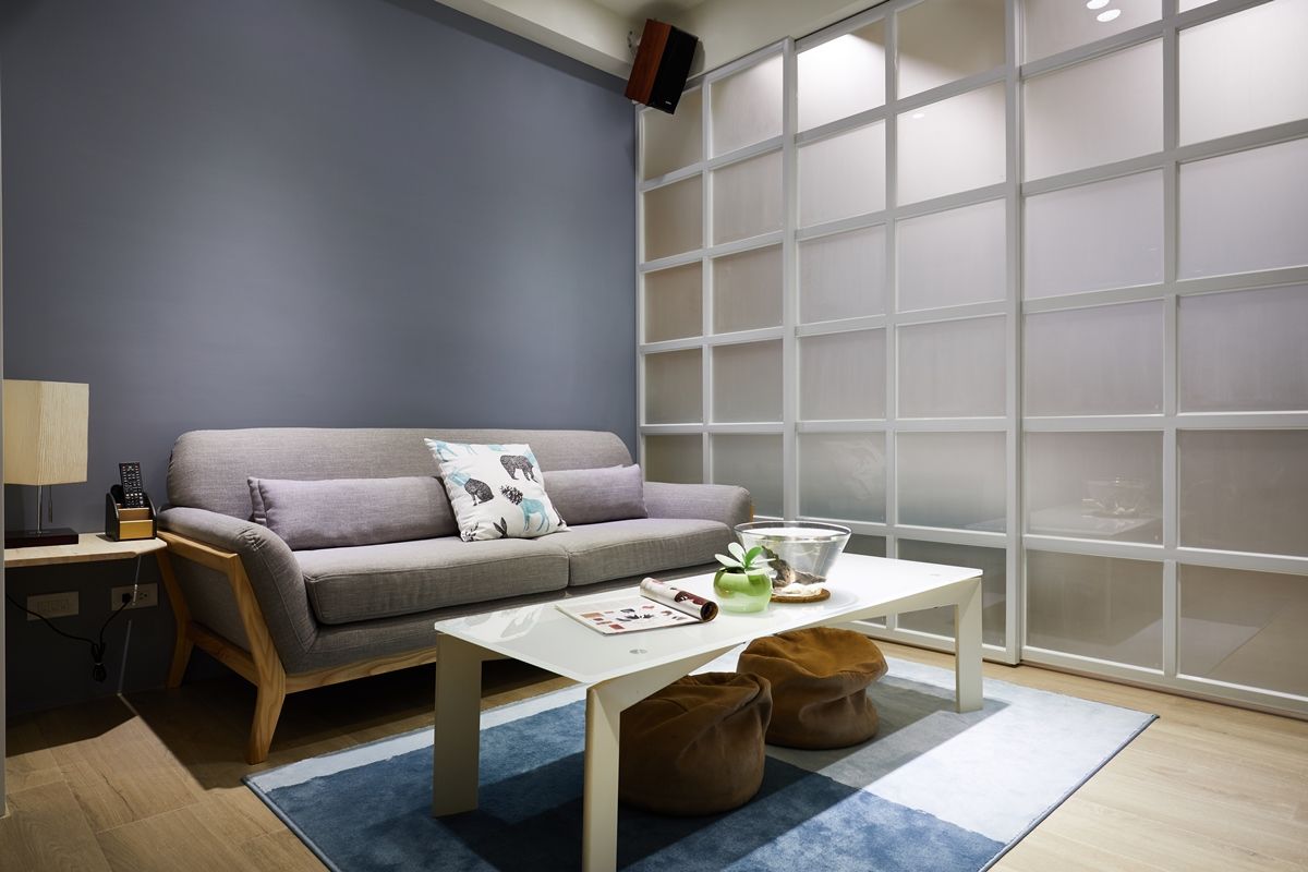 以低調的灰藍作為客廳牆面主體色 弘悅國際室內裝修有限公司 Living room