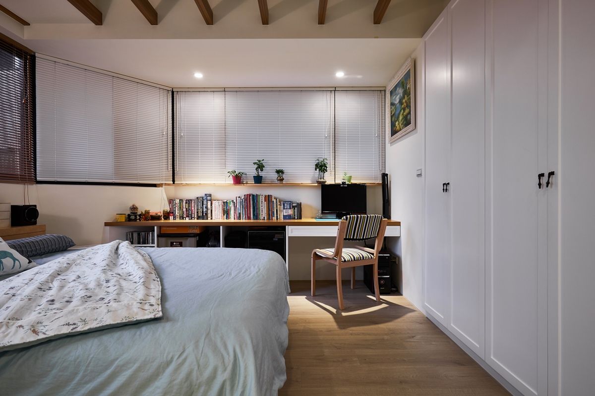 臥室兼具書房的機能 homify Small bedroom