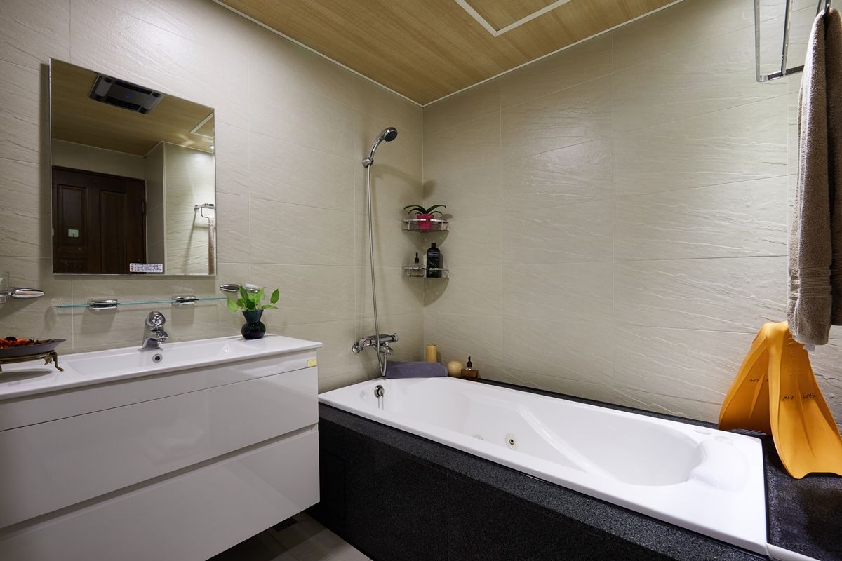 小空間也能擁有紓壓的泡澡浴缸 homify Scandinavian style bathroom